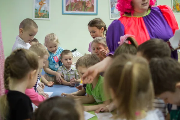 2019 Moskwa Rosja Dzieci Rysunki Wokół Stołu Przedszkolu Grupa Zabawnych — Zdjęcie stockowe