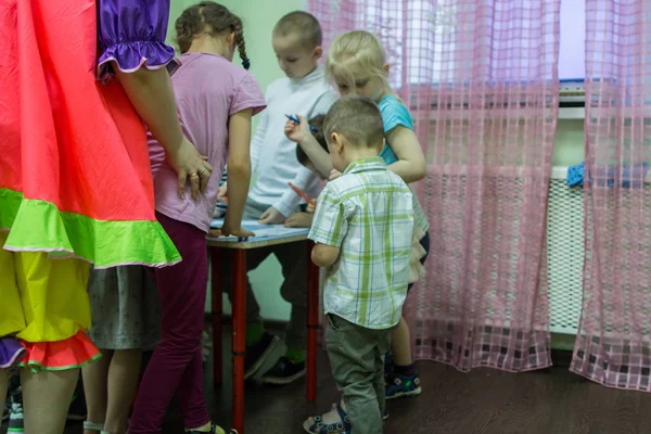 2019 Moskou Rusland Kinderen Tekeningen Rond Tafel Kleuterschool Groep Van — Stockfoto