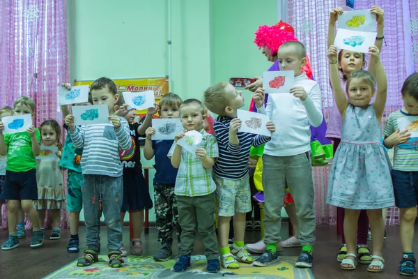 2019 Moskwa Rosja Dzieci Trzymujące Tam Gotowe Zdjęcia Przedszkolu Grupa — Zdjęcie stockowe