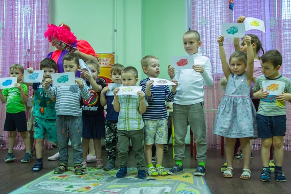 2019 モスクワ ロシア 幼稚園で写真を撮っている子どもたち 部屋の中で面白い男の子と女の子のグループ — ストック写真