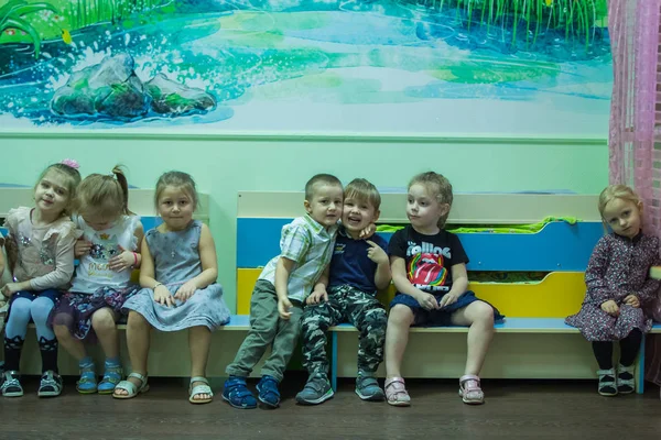 2019 Moskou Rusland Groep Van Kinderen Zittend Bank Kleuterschool Leuke — Stockfoto