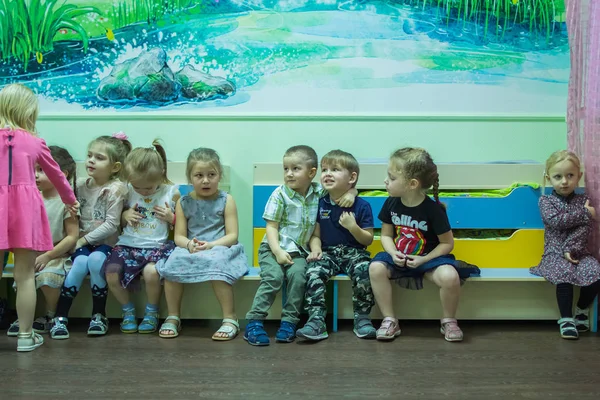 2019 Moskou Rusland Groep Van Kinderen Zittend Bank Kleuterschool Leuke — Stockfoto