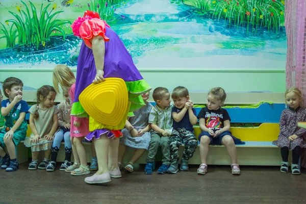 2019.01.22, Moskova, Rusya. Anaokulunda aktif oyunlar oynayan çocuklar. Odada komik erkek ve kız grubu.