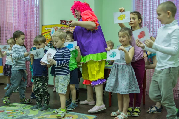 2019 Μόσχα Ρωσία Παιδικά Σχέδια Γύρω Από Τραπέζι Στο Νηπιαγωγείο — Φωτογραφία Αρχείου