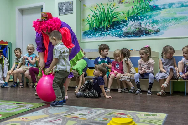 2019 Moskwa Rosja Dzieci Bawią Się Aktywnymi Grami Przedszkolu Grupa — Zdjęcie stockowe