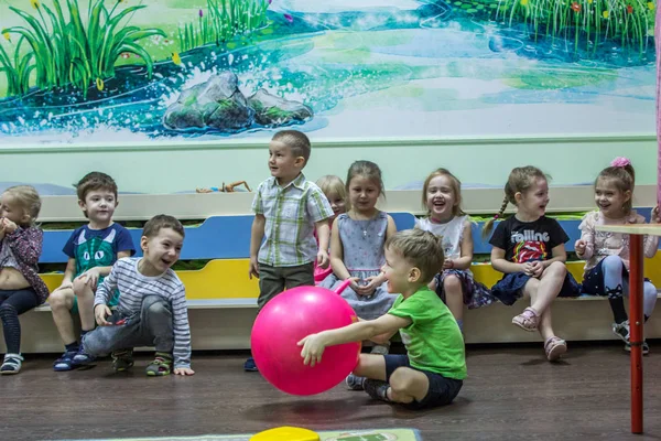 2019 Moskwa Rosja Dzieci Bawią Się Aktywnymi Grami Przedszkolu Grupa — Zdjęcie stockowe