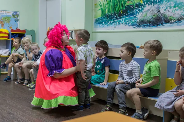 2019 Moskwa Rosja Mały Płacz Chłopiec Jego Nauczyciel Tle Grupy — Zdjęcie stockowe