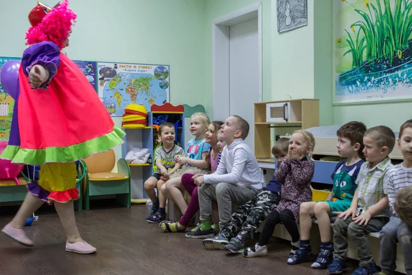 2019 Moskva Rusko Skupina Dětí Sedícího Lavici Školce Roztomilí Vtipní — Stock fotografie