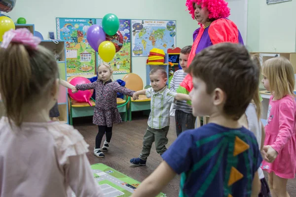 2019 Moskwa Rosja Dzieci Prowadząc Dance Przedszkolu Rozrywka Rosyjskich Dzieci — Zdjęcie stockowe