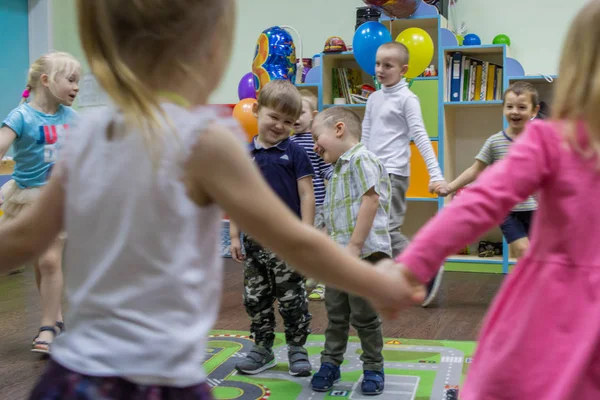 2019 Moskva Ryssland Barn Som Leder Runt Dans Dagis Underhållning — Stockfoto