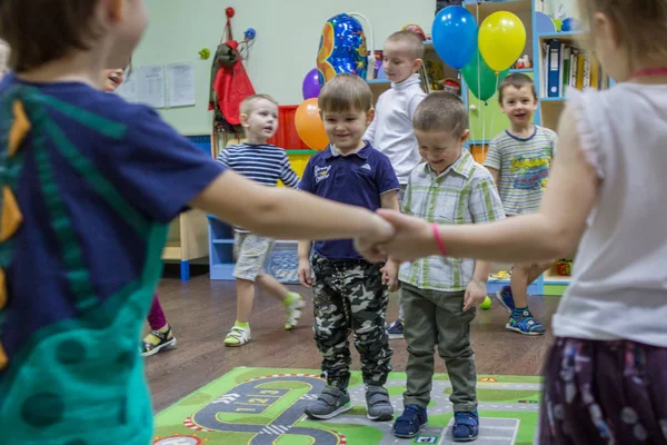 2019 Mosca Russia Bambini Che Guidano Danza Rotonda Nella Scuola — Foto Stock
