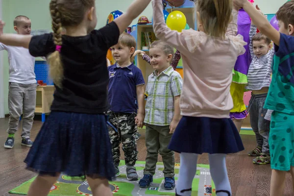 2019 Moskwa Rosja Dzieci Prowadząc Dance Przedszkolu Rozrywka Rosyjskich Dzieci — Zdjęcie stockowe