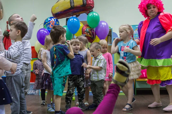 2019 Moscú Rusia Niños Que Conducen Danza Redonda Jardín Infantes — Foto de Stock