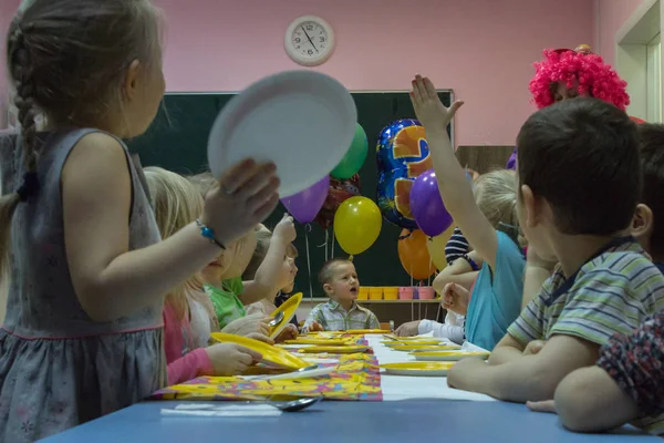 2019 Moscou Russie Des Enfants Assis Table Des Fêtes Joyeux — Photo