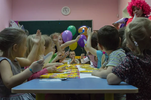 2019 Moskva Rusland Børn Sidder Ved Det Festlige Bord Tillykke - Stock-foto