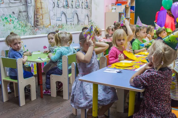 2019 Moskwa Rosja Dzieci Siedzą Przy Świątecznym Stole Happy Birthday — Zdjęcie stockowe