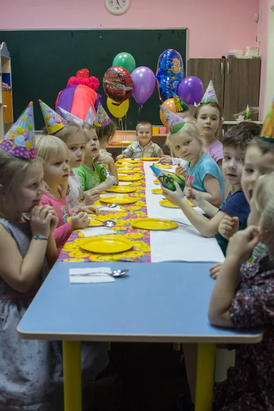 2019 Moskwa Rosja Dzieci Siedzą Przy Świątecznym Stole Happy Birthday — Zdjęcie stockowe