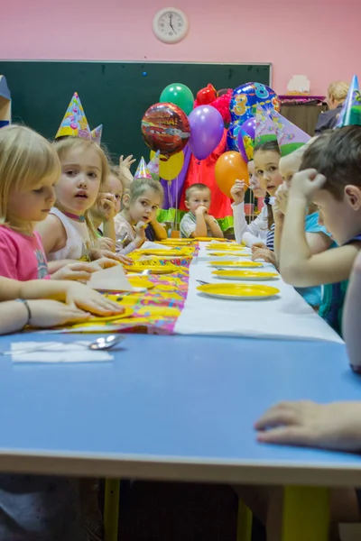 2019 Moscú Rusia Niños Sentados Junto Mesa Festiva Feliz Cumpleaños — Foto de Stock