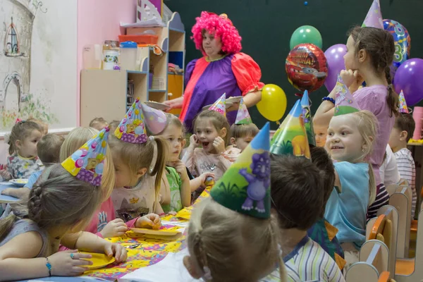 2019 Moscú Rusia Niños Sentados Junto Mesa Festiva Feliz Cumpleaños — Foto de Stock