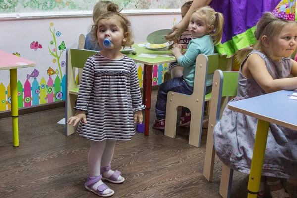 2019 Moskwa Rosja Little Baby Girl Patrząc Aparatu Dzieci Kolacji — Zdjęcie stockowe