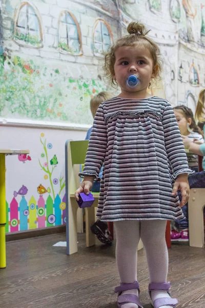 2019 Moscou Russie Petite Fille Regardant Vers Caméra Enfants Train — Photo