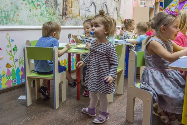 2019 Moskwa Rosja Little Baby Girl Patrząc Aparatu Dzieci Kolacji — Zdjęcie stockowe