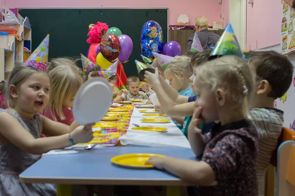 2019 Moscou Russie Des Enfants Assis Table Des Fêtes Joyeux — Photo