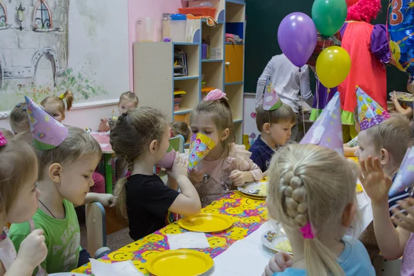 2019.01.22, Moskova, Rusya. Şenlik masasının yanında oturan çocuklar. Bahçede küçük bir çocuğun doğum günü kutlu olsun.