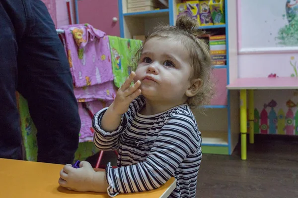 2019 Moscú Rusia Niña Mirando Cámara Niños Cenando Jardín Infantes — Foto de Stock