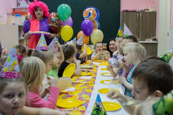 2019 Moszkva Oroszország Gyerekek Ülnek Ünnepi Asztalnál Boldog Születésnapot Egy — Stock Fotó