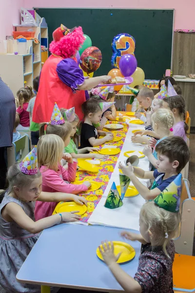 2019 Moskwa Rosja Dzieci Siedzą Przy Świątecznym Stole Happy Birthday — Zdjęcie stockowe