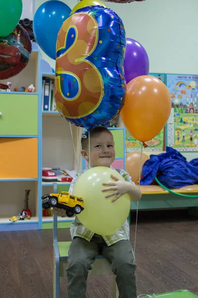 2019 Moskou Rusland Kleine Jongen Zittend Stoel Achtergrond Van Kleurrijke — Stockfoto