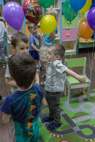 2019 Moskwa Rosja Dzieci Wracając Domu Dzieci Szkole Happy Birthday — Zdjęcie stockowe
