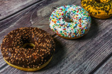 Ahşap masaüzerinde renkli çörekler. Tatlı evde çay saati.