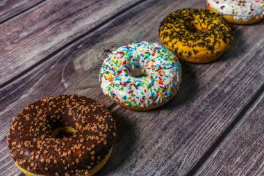 Ahşap masaüzerinde renkli çörekler. Tatlı evde çay saati.