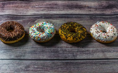 Ahşap masaüzerinde renkli çörekler. Tatlı evde çay saati.