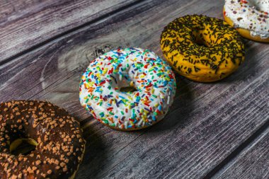 Ahşap masaüzerinde renkli çörekler. Tatlı evde çay saati.