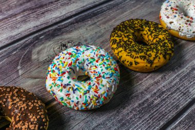 Ahşap masaüzerinde renkli çörekler. Tatlı evde çay saati.