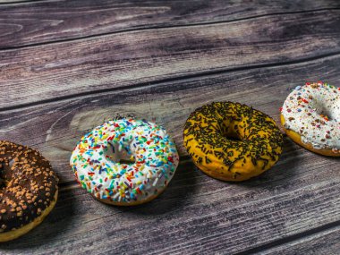 Ahşap masaüzerinde renkli çörekler. Tatlı evde çay saati.