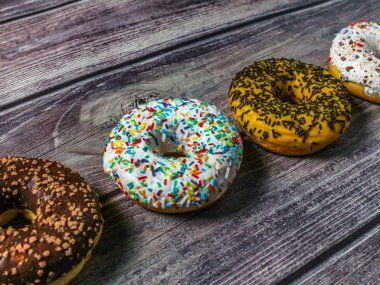 Ahşap masaüzerinde renkli çörekler. Tatlı evde çay saati.