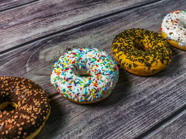 Ahşap masaüzerinde renkli çörekler. Tatlı evde çay saati.