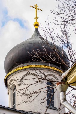 2010.04.04, Moskova, Rusya. Bir kubbe ve eski kilisenin altın bir haçı. Moskova'nın dini mimarisi.