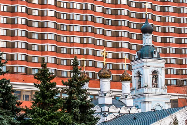 2010 Μόσχα Ρωσία Μια Παλιά Εκκλησία Στο Φόντο Του Σύγχρονου — Φωτογραφία Αρχείου