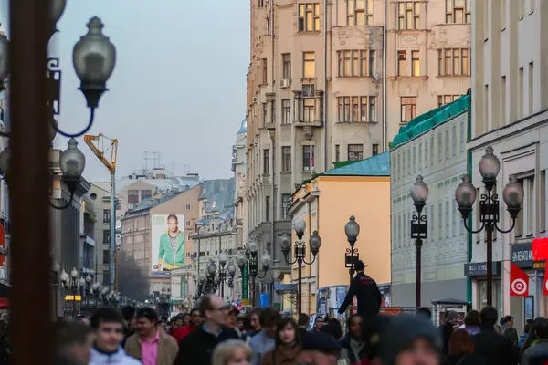 2010 Moskwa Rosja Tłum Turystów Mieszkańców Idzie Chodzeniu Ulicy Arbat — Zdjęcie stockowe