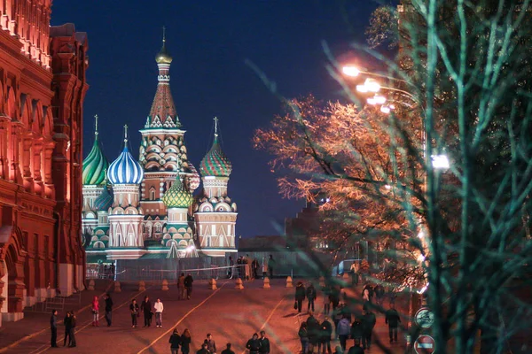 2010 Moscú Rusia Turistas Paseando Por Plaza Roja Esta Noche —  Fotos de Stock