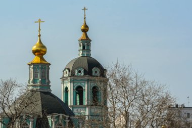 2010.04.11, Moskova, Rusya. Bahar gökyüzünün arka planında kilisenin kubbeleri.