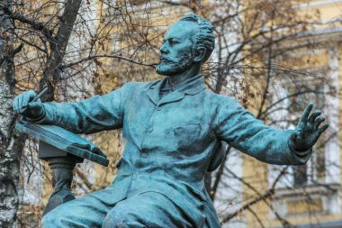 2010.04.11, Moskova, Rusya. Konservatuar tarafından Peter Çaykovski Anıtı'nın yan görünümü. Ünlü Rus besteci.