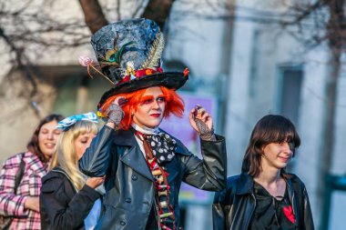 2010.04.11, Moskova, Rusya. Alice Harikalar Diyarında kostümlerini giyen bir grup insan.