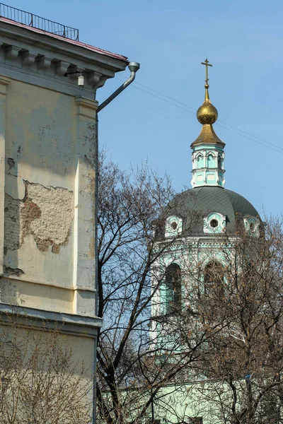 2010 Moscú Rusia Cúpulas Iglesia Sobre Fondo Del Cielo Primavera —  Fotos de Stock