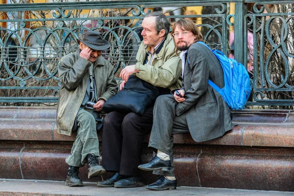 2010 Moscow Russia Group Homeless Men Sitting Bench Fence Conservatory — Stock Photo, Image